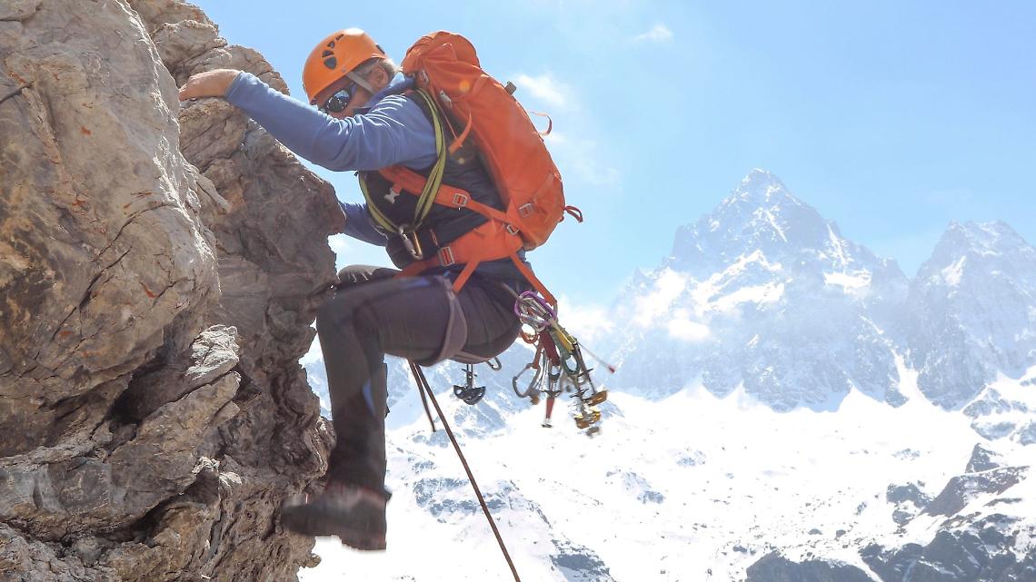 Tragedia sull’Himalaya: un italiano morto e due dispersi tra le vette del Nepal