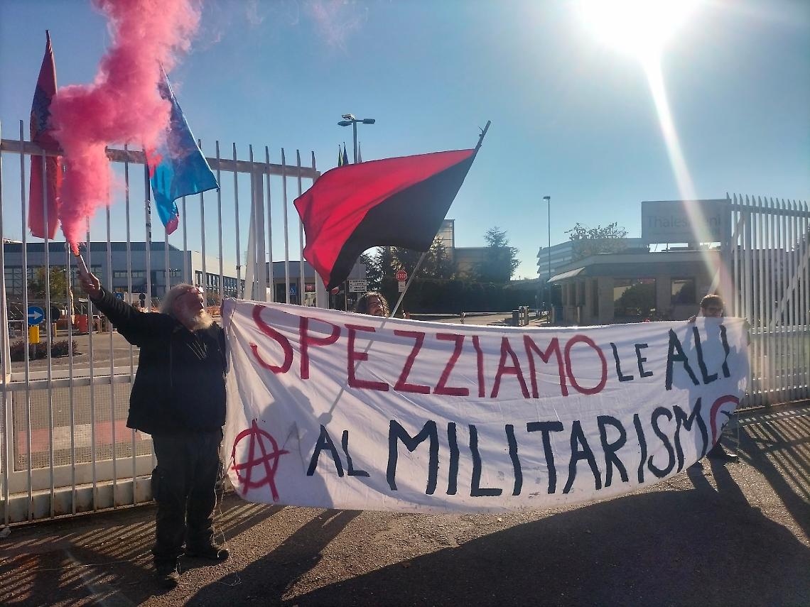 Blocco antimilitarista alla Thales Alenia Space di Torino, proteste contro l’industria bellica