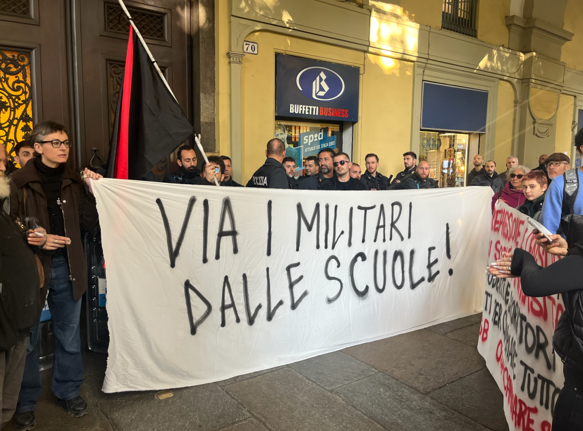 La mancata validazione del convegno per docenti innesca proteste in 40 piazze italiane. A Torino il presidio: "Basta accordi con Leonardo. Le armi non le vogliamo".