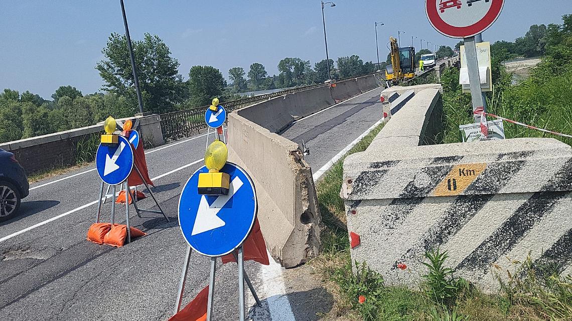 Il cantiere sul ponte sul Po
