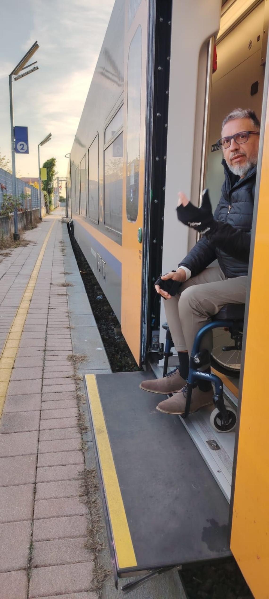 Treno sul binario sbagliato: disabile resta prigioniero sulla carrozzina