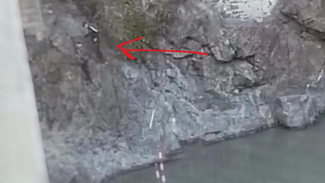 Dopo i tuffi dal Ponte Passerella, due ragazzini si arrampicano sul letto della Dora al Borghetto