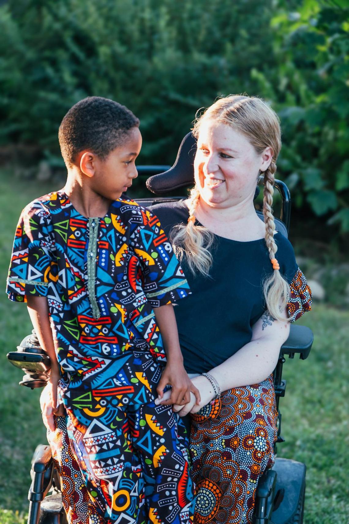 Italia, il paradosso delle famiglie: una madre disabile resta senza assistenza dopo anni di sacrifici. E ora deve chiedere aiuto per poter vivere con suo figlio