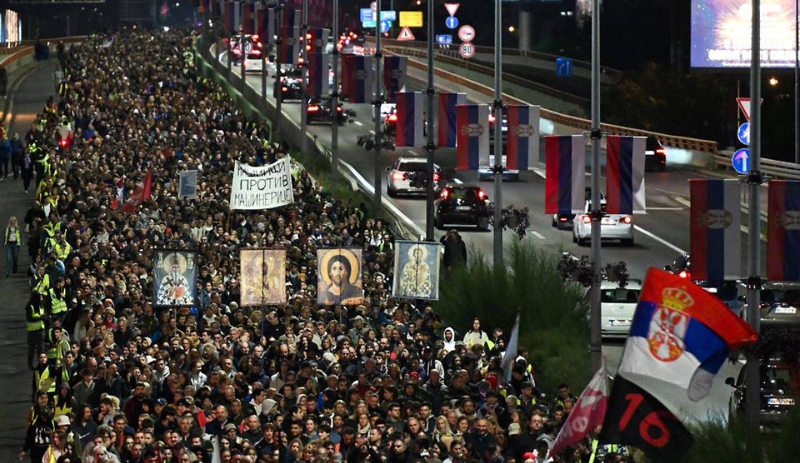 Belgrado si spacca: la madre digiuna, il presidente sorride