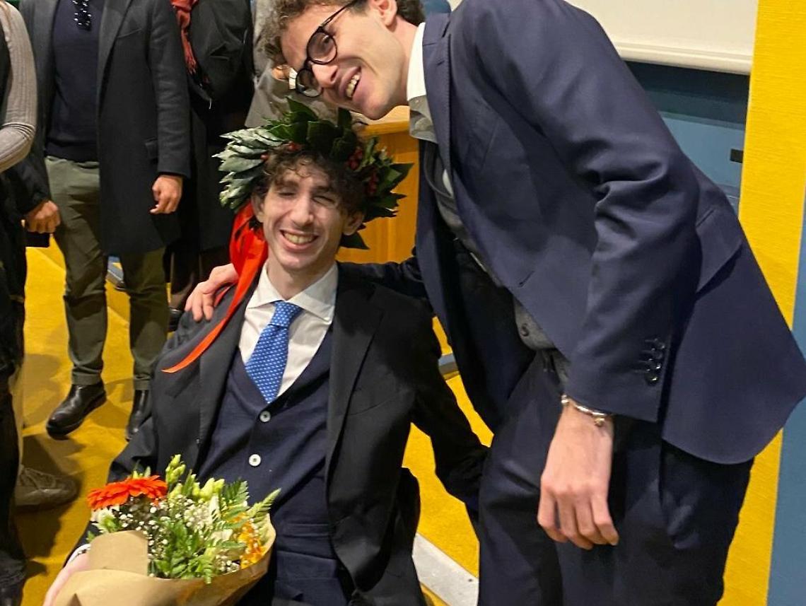 Mauro Glorioso si laurea in medicina, due anni dopo l’incidente ai Murazzi che lo ha costretto sulla sedia a rotelle