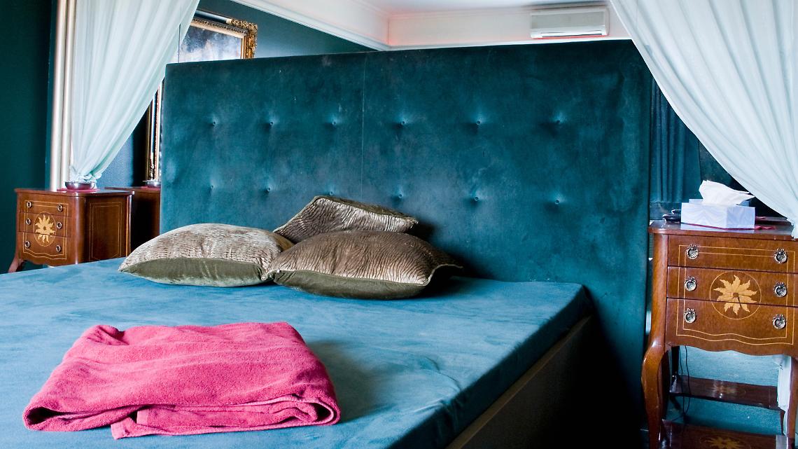 Casa a luci rosse in pieno centro città: scoperto un appartamento trasformato in luogo d’incontri