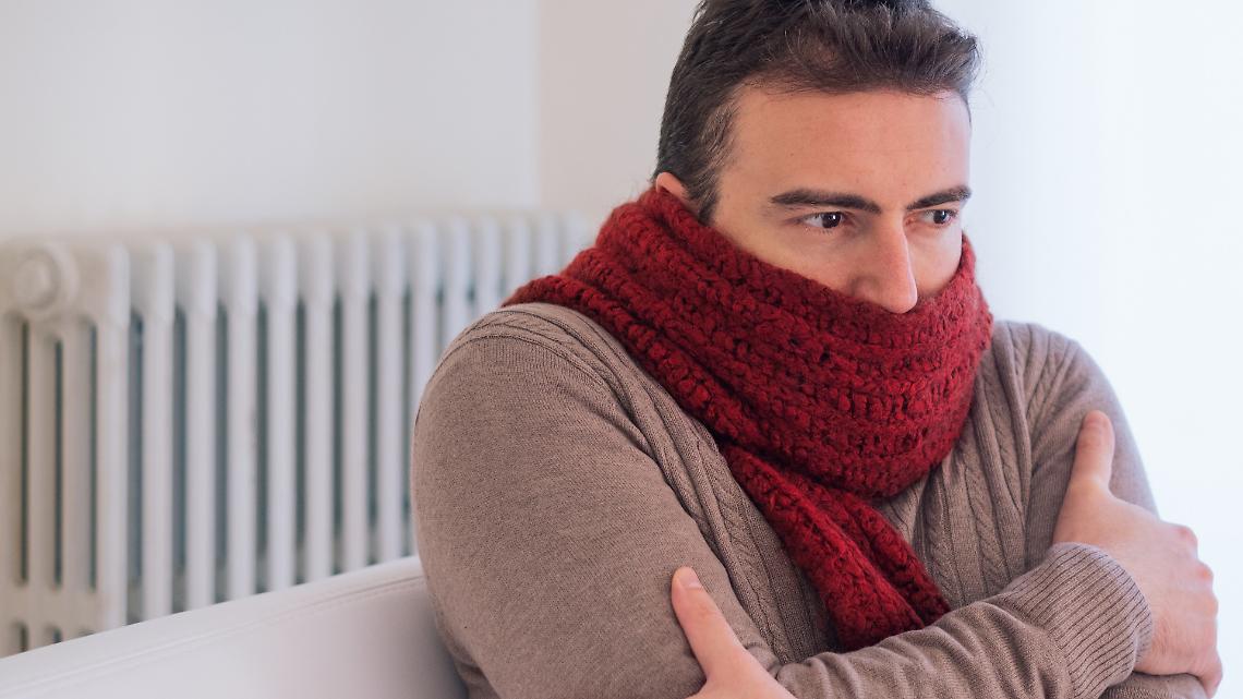 Famiglie al freddo in via De Francisco: “Non siamo bestie, paghiamo tutti i mesi”