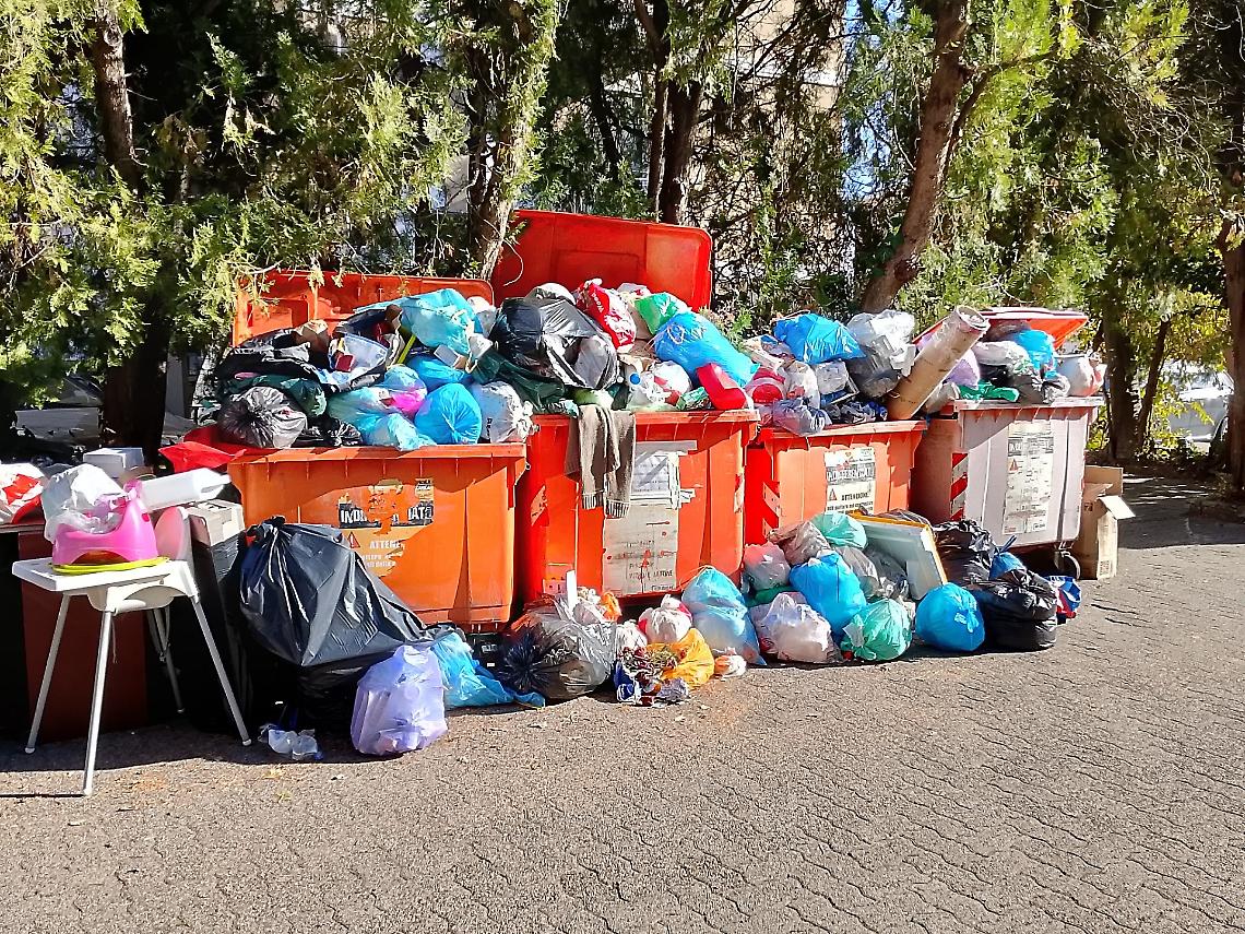 Ivrea sommersa dalla monnezza. E SCS festeggia il premio per l’economia circolare