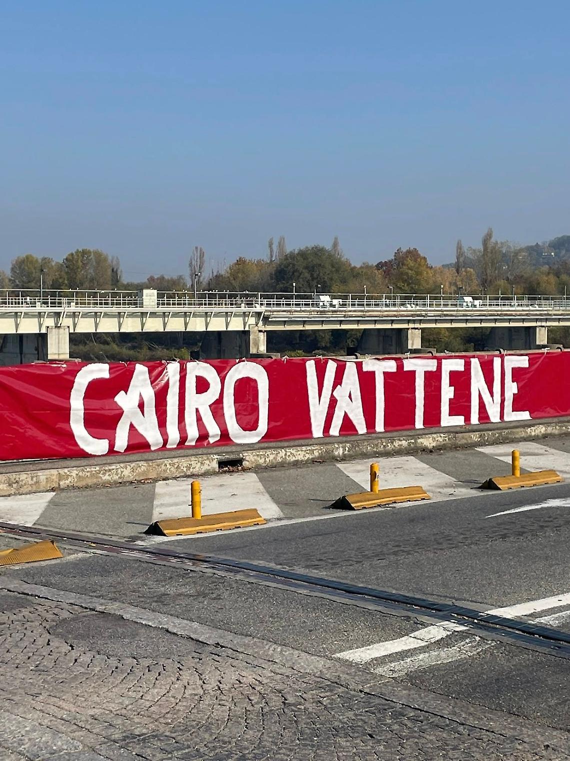 “Cairo vattene”: lo striscione appare sul Ponte Nuovo di San Mauro a poche ore dal derby