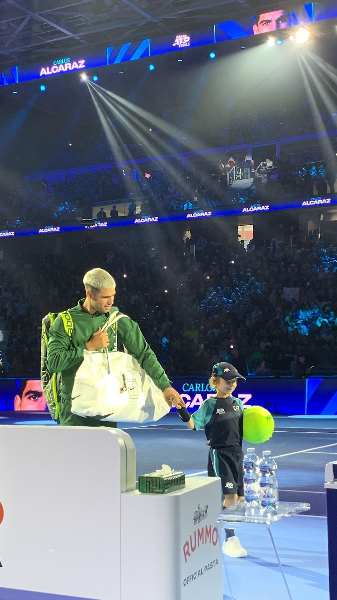 L'ingresso in campo di Carlos Alcaraz, accompagnato da Eva Nicole di 7 anni, che, alla domanda quanto è alto il campione Alcaraz, la piccola ha risposto: "Come papà".