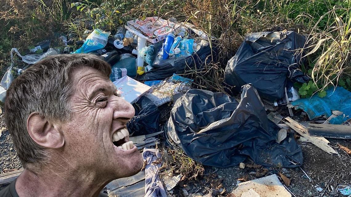 A Chivasso arrivano milioni di euro per il verde, ma le periferie affogano nei rifiuti