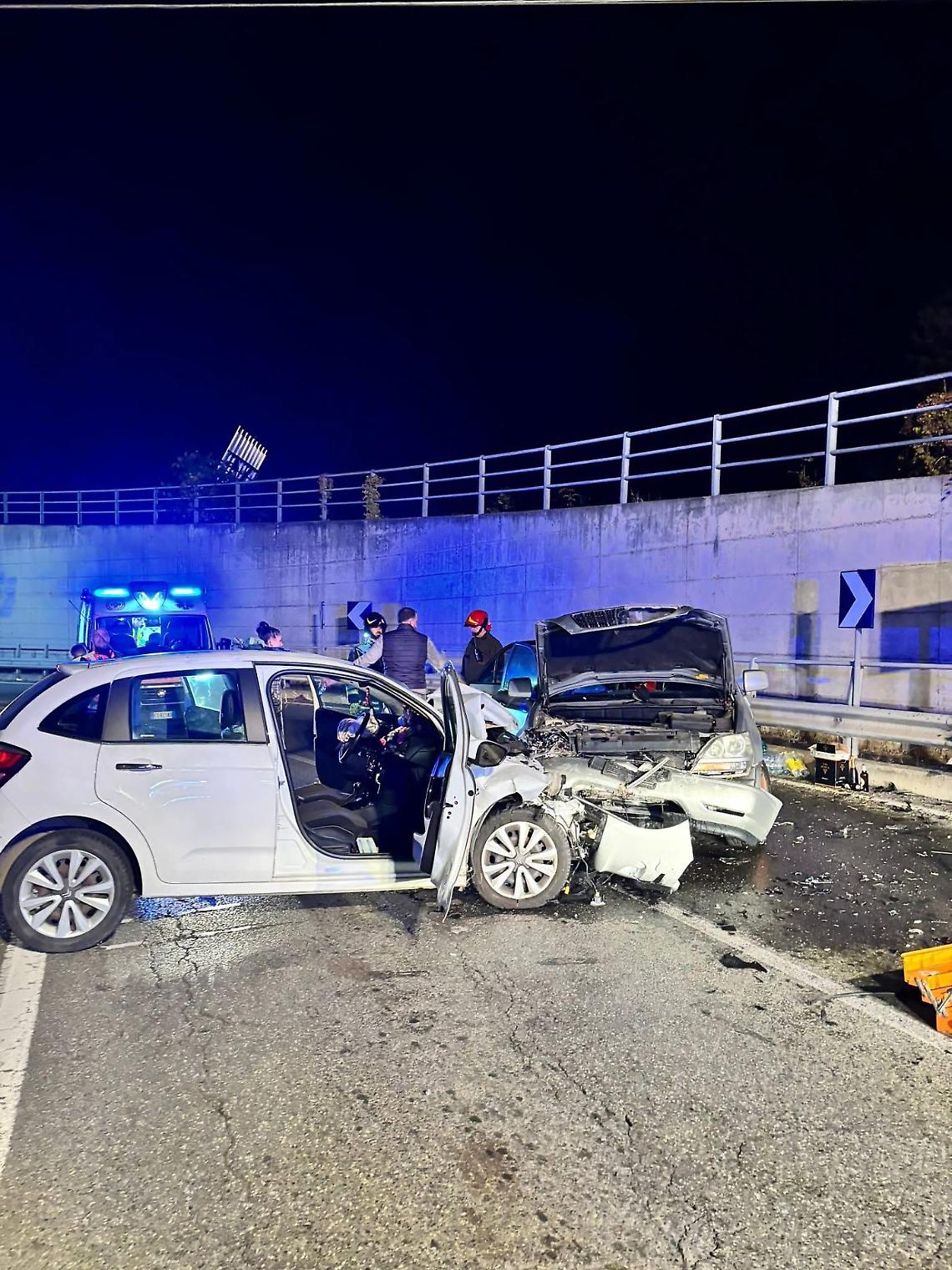 Schianto nel sottopasso: auto invade la corsia opposta, feriti in ospedale