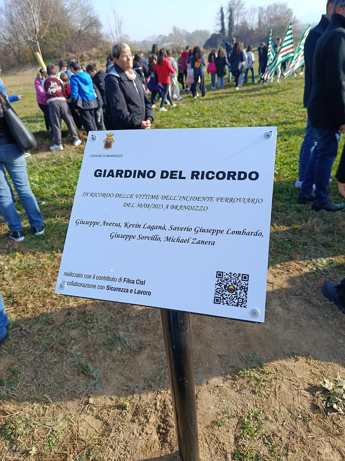 Cinque tigli per cinque vite spezzate: Brandizzo non dimentica la strage del treno