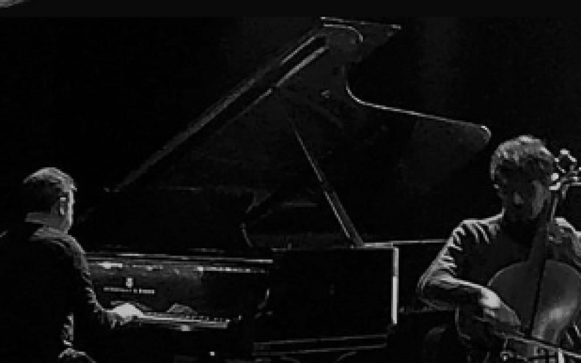 Due musicisti non vedenti portano l’amore nel buio del Teatrino Civico