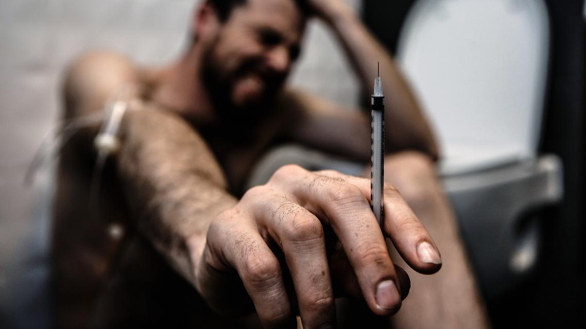 Torino vuole la “stanza del buco”. Ravello (FdI): “È una resa alla droga”