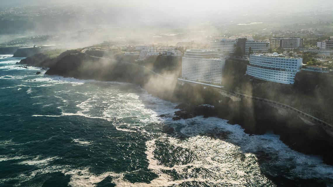 Onde assassine a Tenerife: travolti sul molo, tre morti e quindici feriti