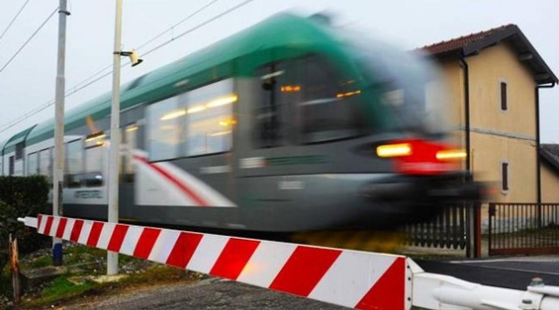 Linea Ivrea–Chivasso–Torino, pomeriggio di disagi: passaggio a livello in tilt e coincidenze a rischio