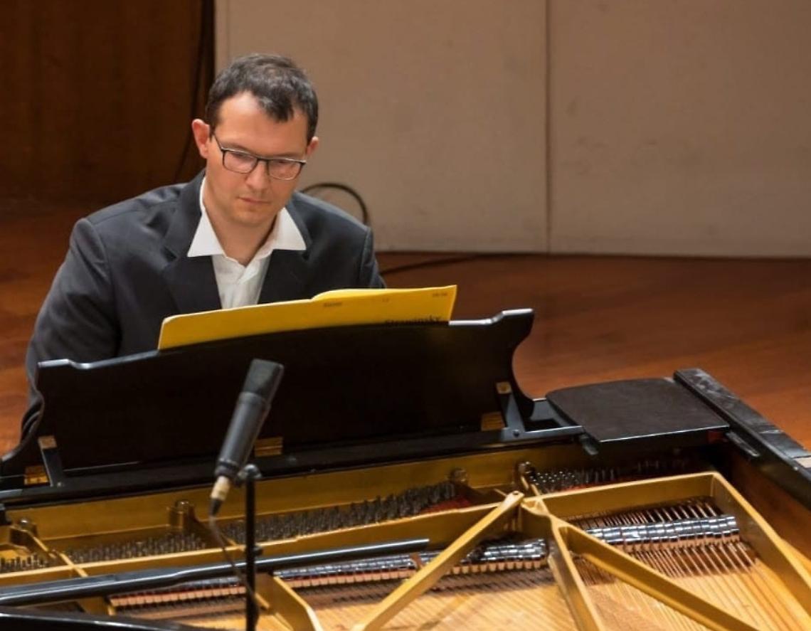 Il pianista salvato dalla chirurgia del San Luigi torna a suonare per i suoi medici