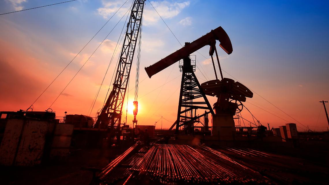 Ecco come USA e Europa stanno stritolando il petrolio di Mosca: una guerra di carte, navi bloccate e banche terrorizzate