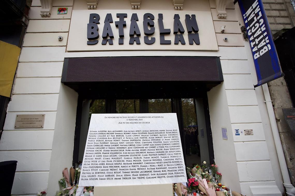 “Dieci anni che non passano”: Parigi si ferma, la Francia sussurra i nomi delle vittime del 13 novembre