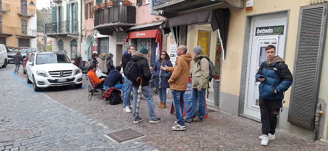 Ore 8.13 e già tempo di "coda": Ivrea assediata dalla febbre da toppa