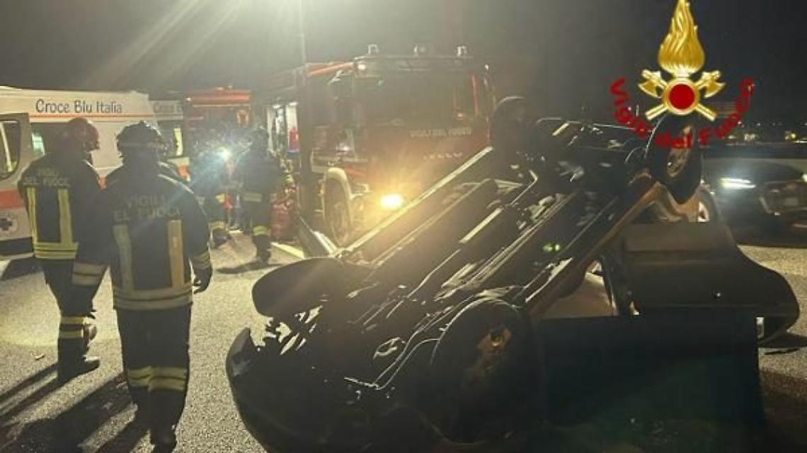 Auto si ribalta sull’A4 nel Novarese: donna ferita gravemente, traffico in tilt verso Milano