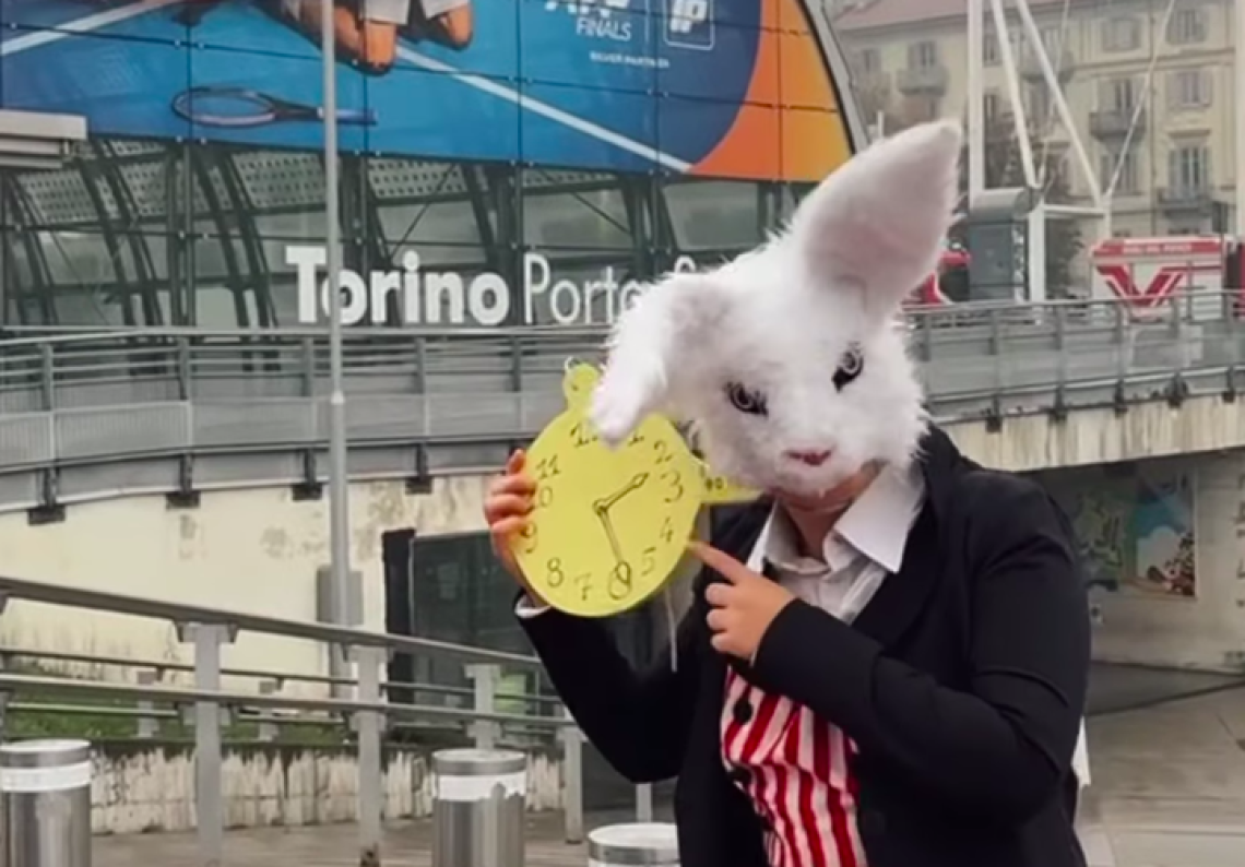 Emergenza climatica: raid di Extinction Rebellion sul tetto di Porta Susa (VIDEO)