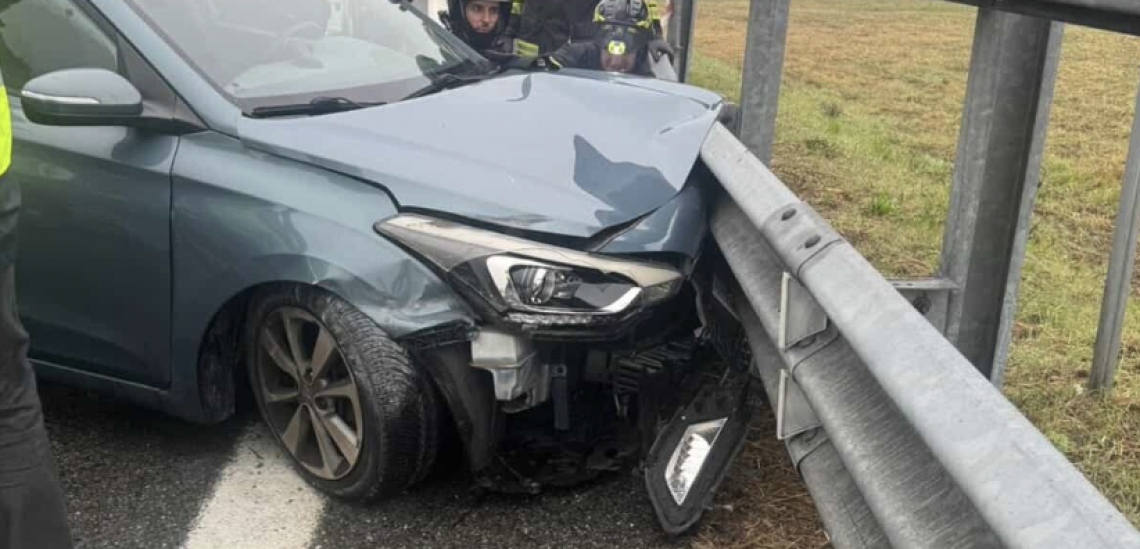Auto contro il guardrail sulla bretella Ivrea-Santhià: tre feriti