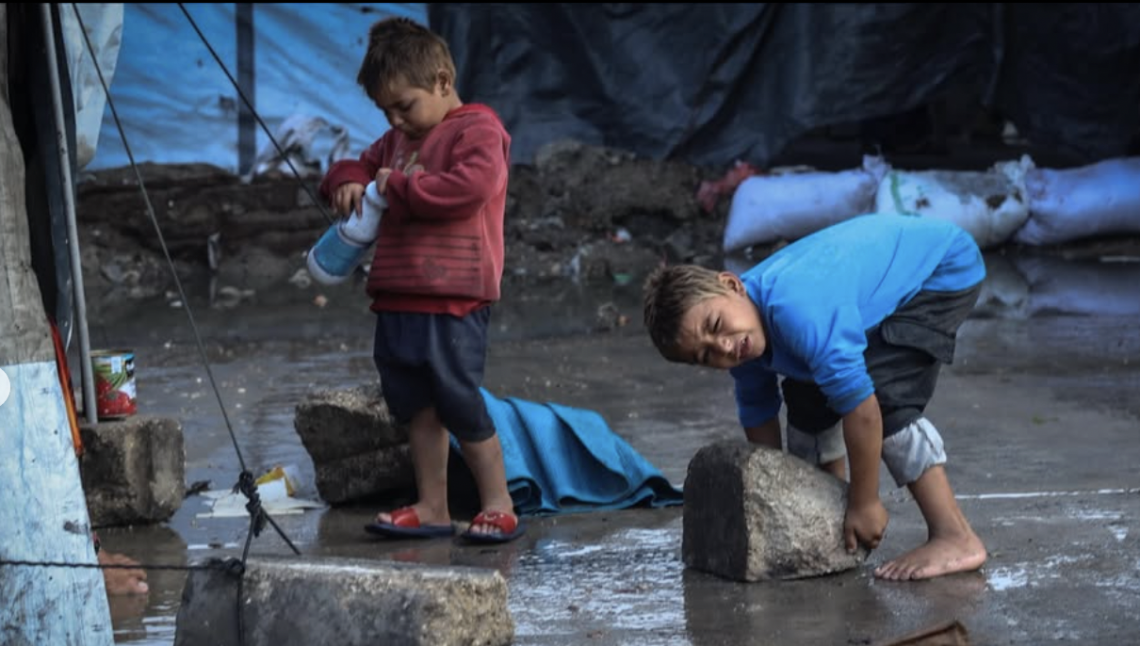 Gaza sotto la pioggia avvelenata: l’inverno che trascina via anche la speranza
