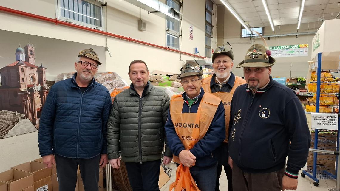 Favria si stringe attorno alla solidarietà: una comunità unita nella 29ª Colletta Alimentare insieme agli Alpini