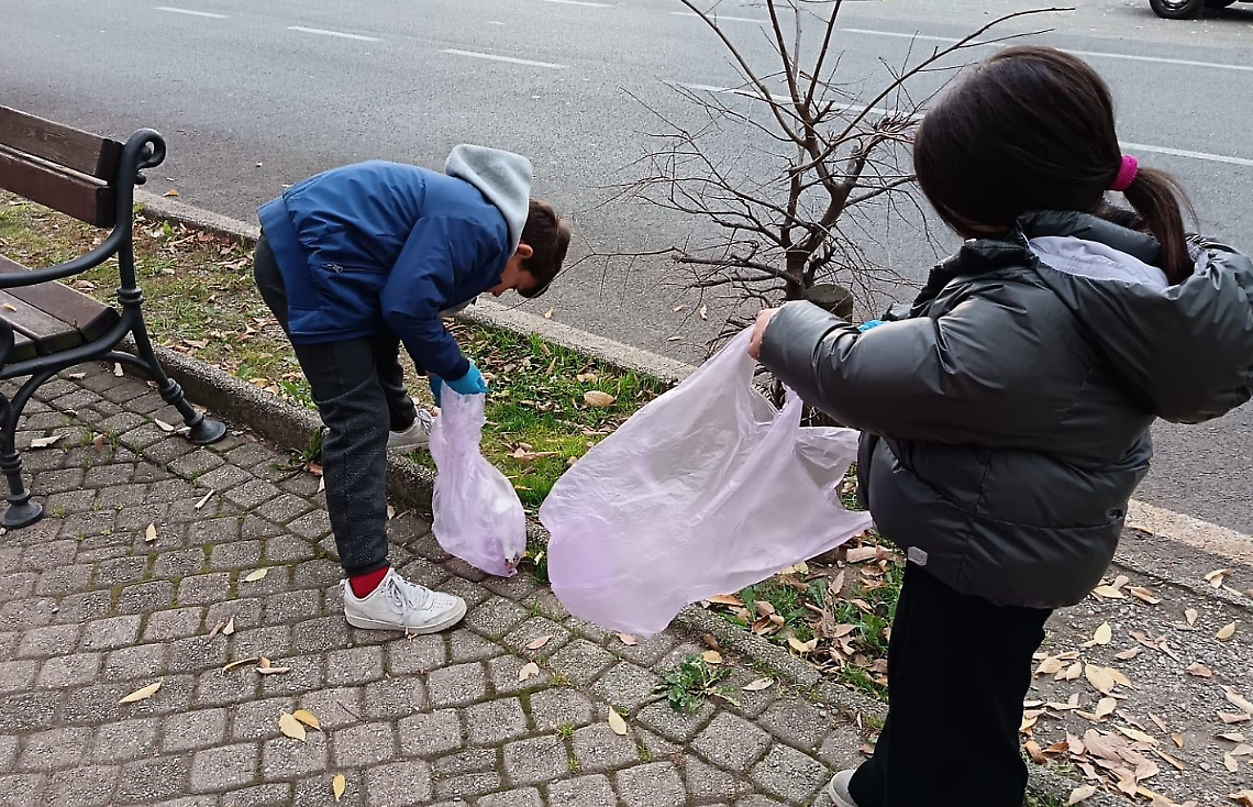 Due bambini ripuliscono 