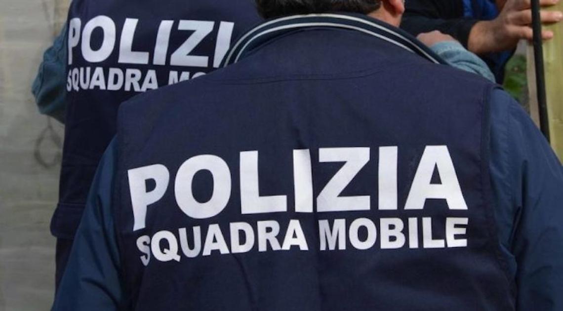 Auto investe tre persone fuori dalla pizzeria dopo una lite