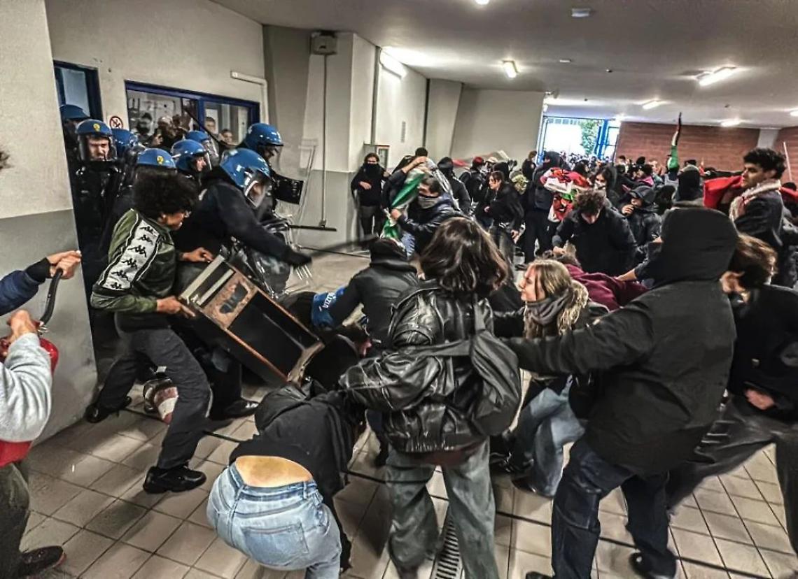Torino, confermato l'arresto per lo studente 18enne arrestato dopo il No Meloni day