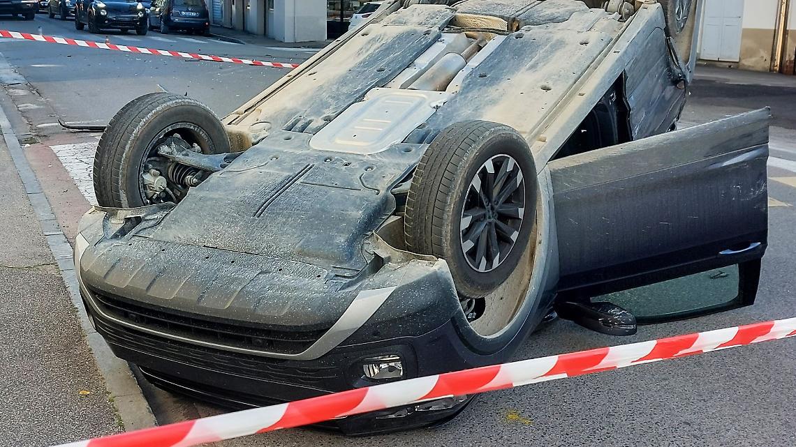 Auto ribaltata nel canale