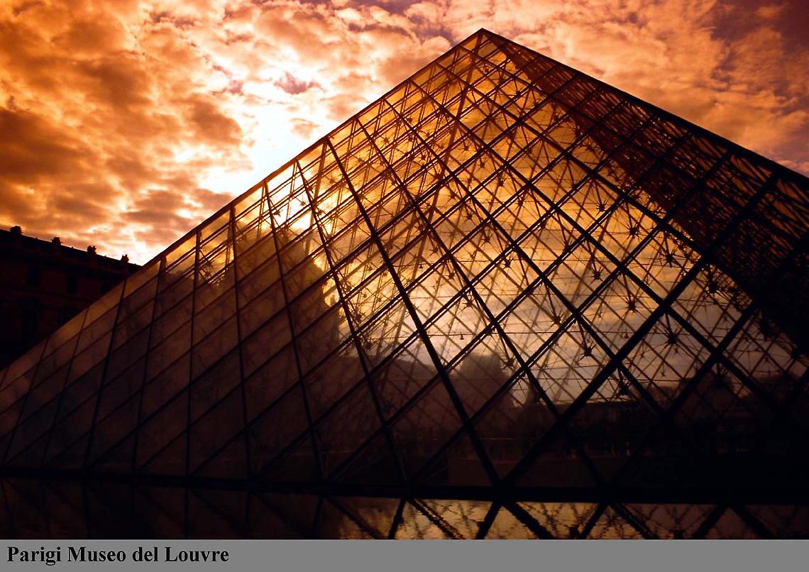 Parigi in panico: al Louvre cedono le travi, ma tranquilli… è tutto “sous contrôle”
