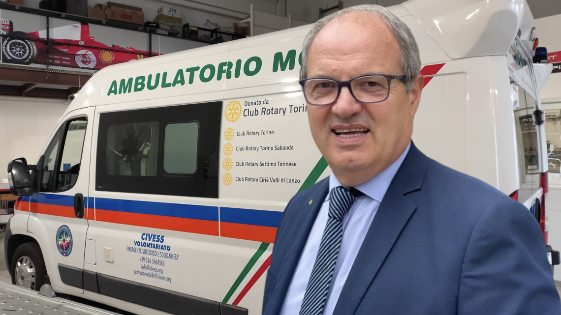 Il presidente Rotary Oriano Barbin con l'unità mobile