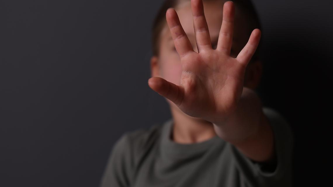 La notte in cui un bambino di 11 anni ha smesso di piangere e ha trovato il coraggio di chiedere aiuto