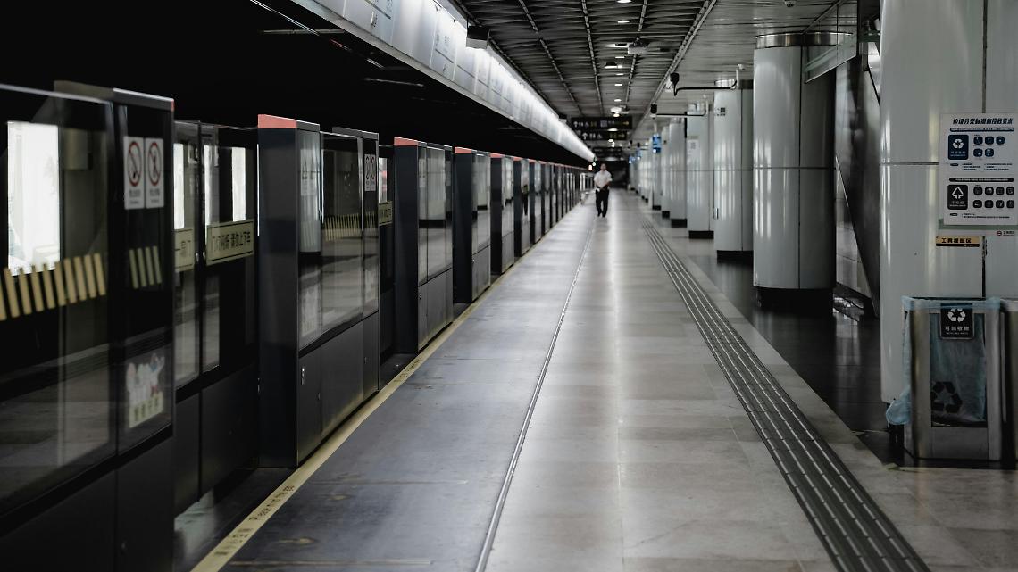 Ragazza data alle fiamme in metro: un’aggressione che sconvolge la Blue Line