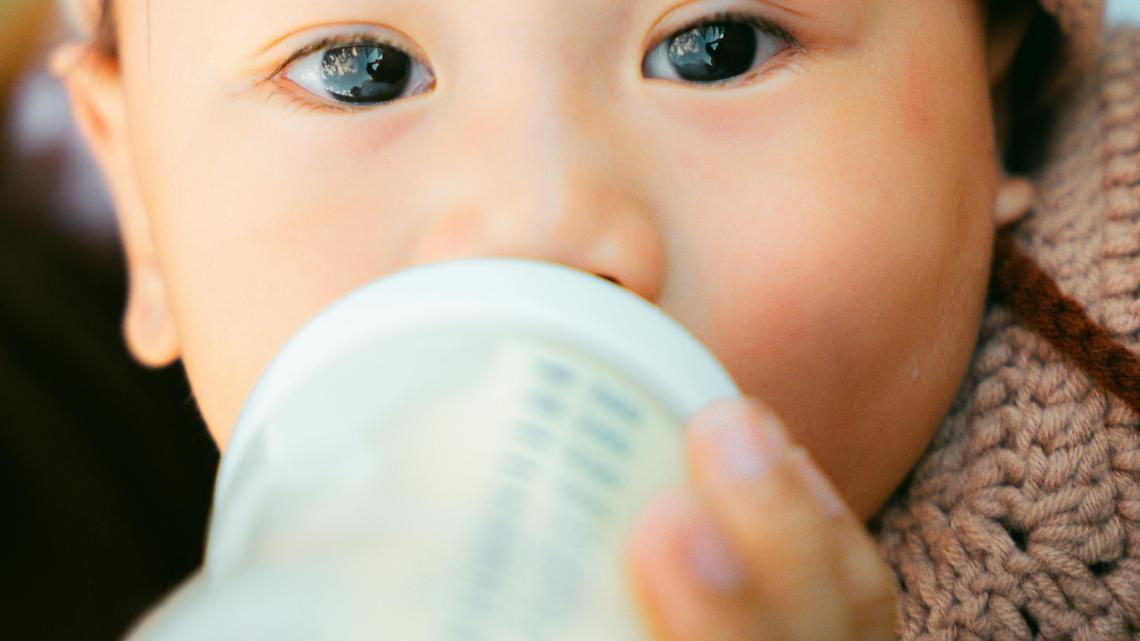 “Sembrava latte”. Così uno sturalavandini ha bruciato metà lingua a un bimbo di 13 mesi: rianimato dopo un arresto cardiaco, ora si nutre con un sondino