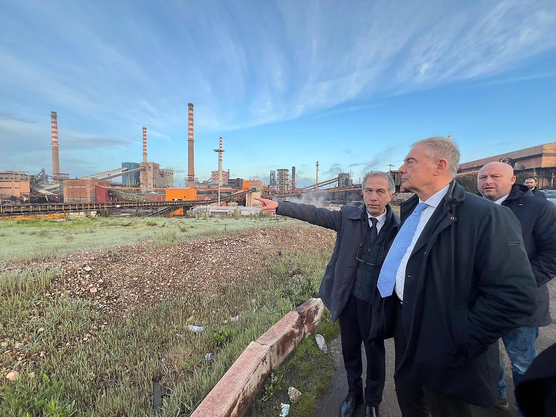 Il ministro Urso all'ex Ilva di Taranto