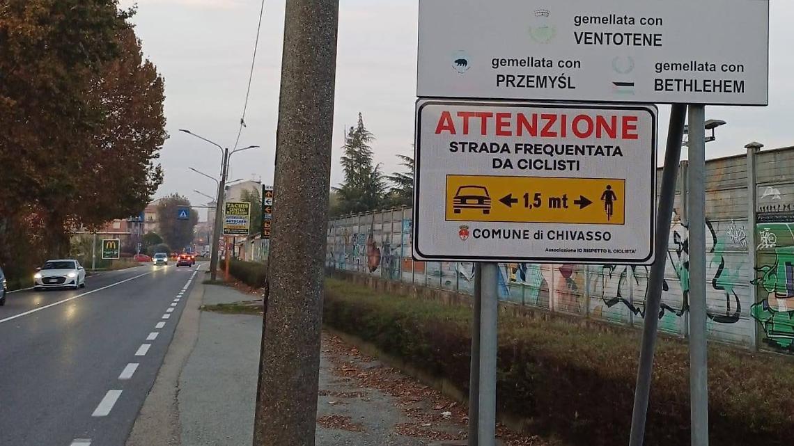 Uno dei nuovi cartelli comparsi a Chivasso in questi giorni. 