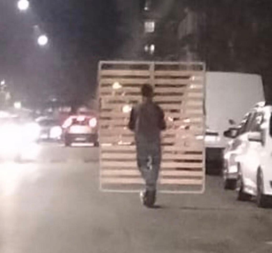 Rete del letto agganciata al monopattino