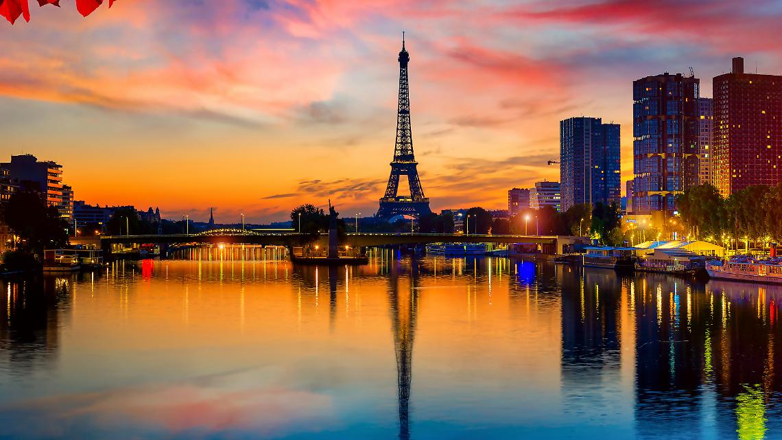 Parigi in panne: cinque minuti di buio mandano la capitale nel caos