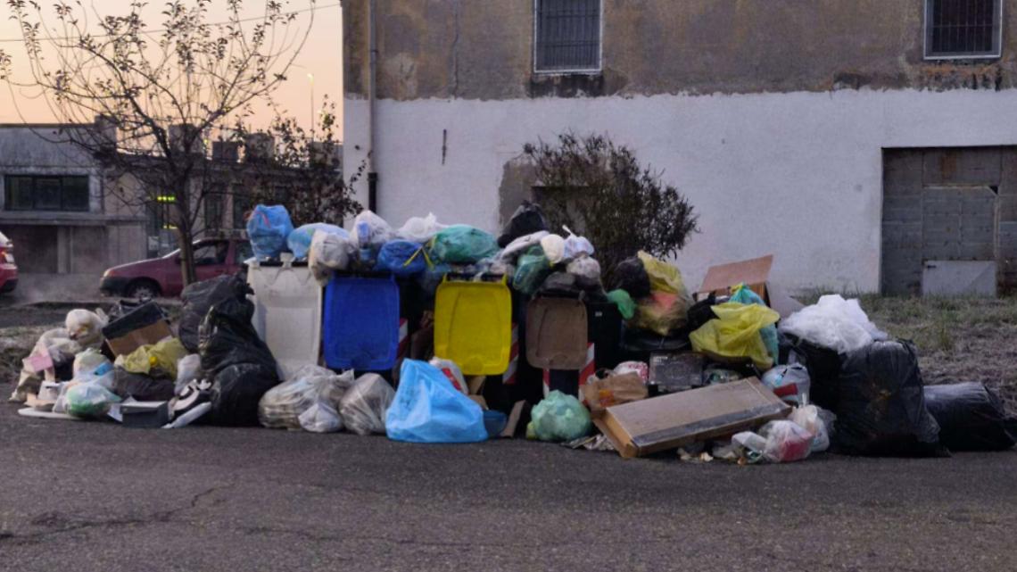 Una foto emblematica di qualche tempo fai dei rifiuti in strada a Borgaro