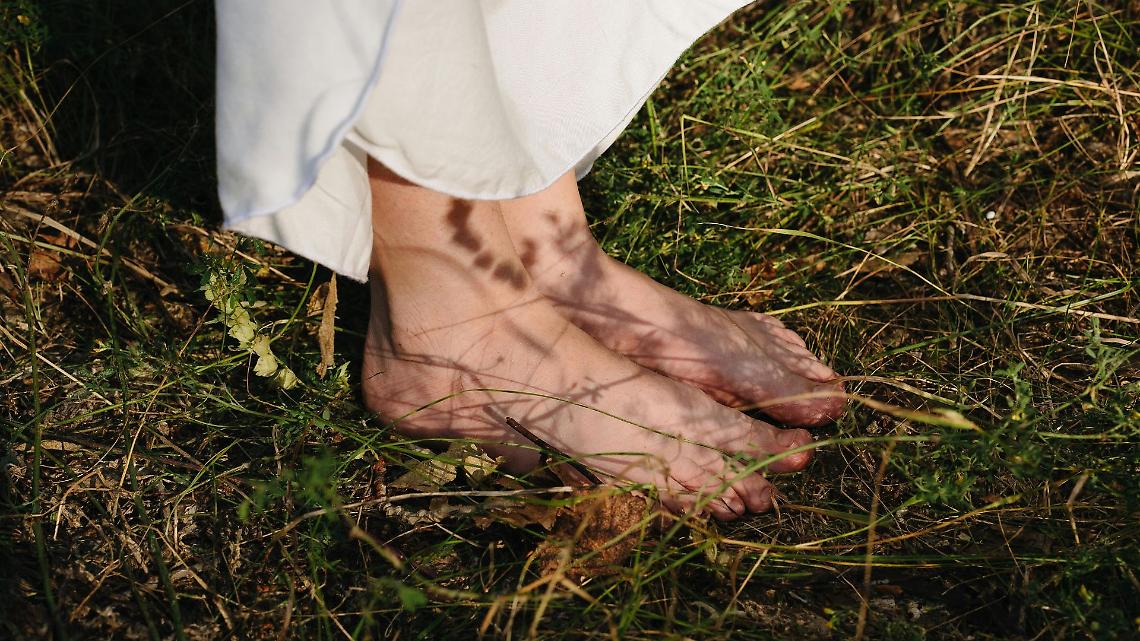 A piedi nudi nella natura