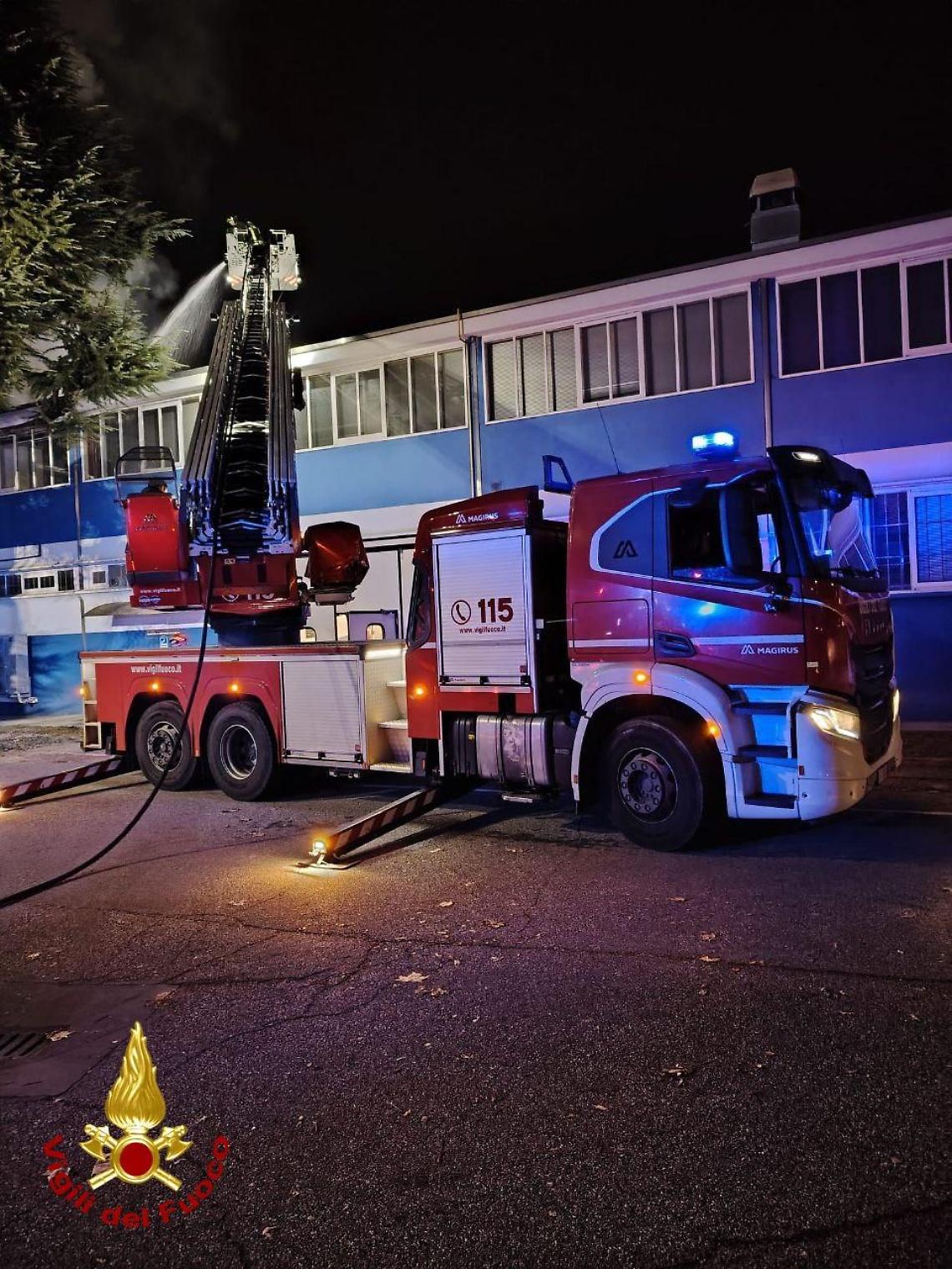 Incendio nella notte a Torino nord: fiamme sul tetto di un capannone industriale durante i lavori