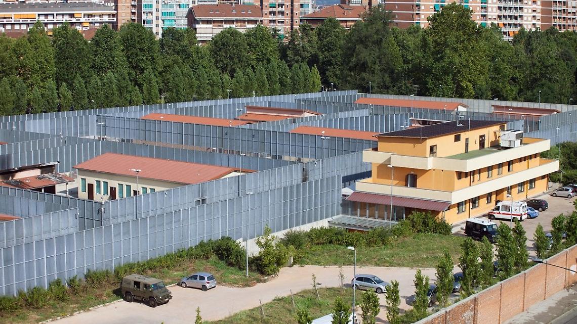 Scabbia al CPR di Torino: il caso esplode e smonta le rassicurazioni di Prefettura e Asl