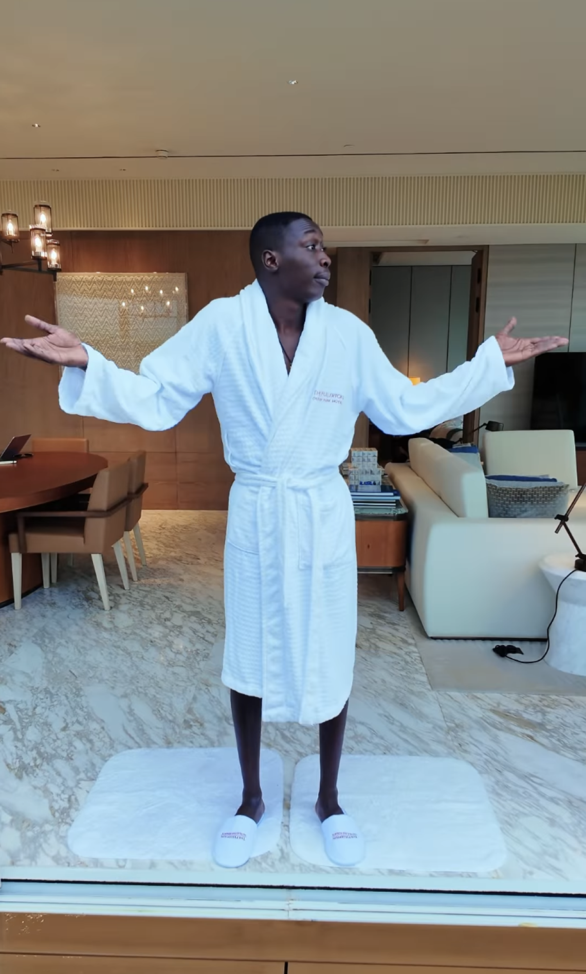 Khaby Lame conquista Hong Kong: il “fratello senza parole” diventa ambasciatore globale della città