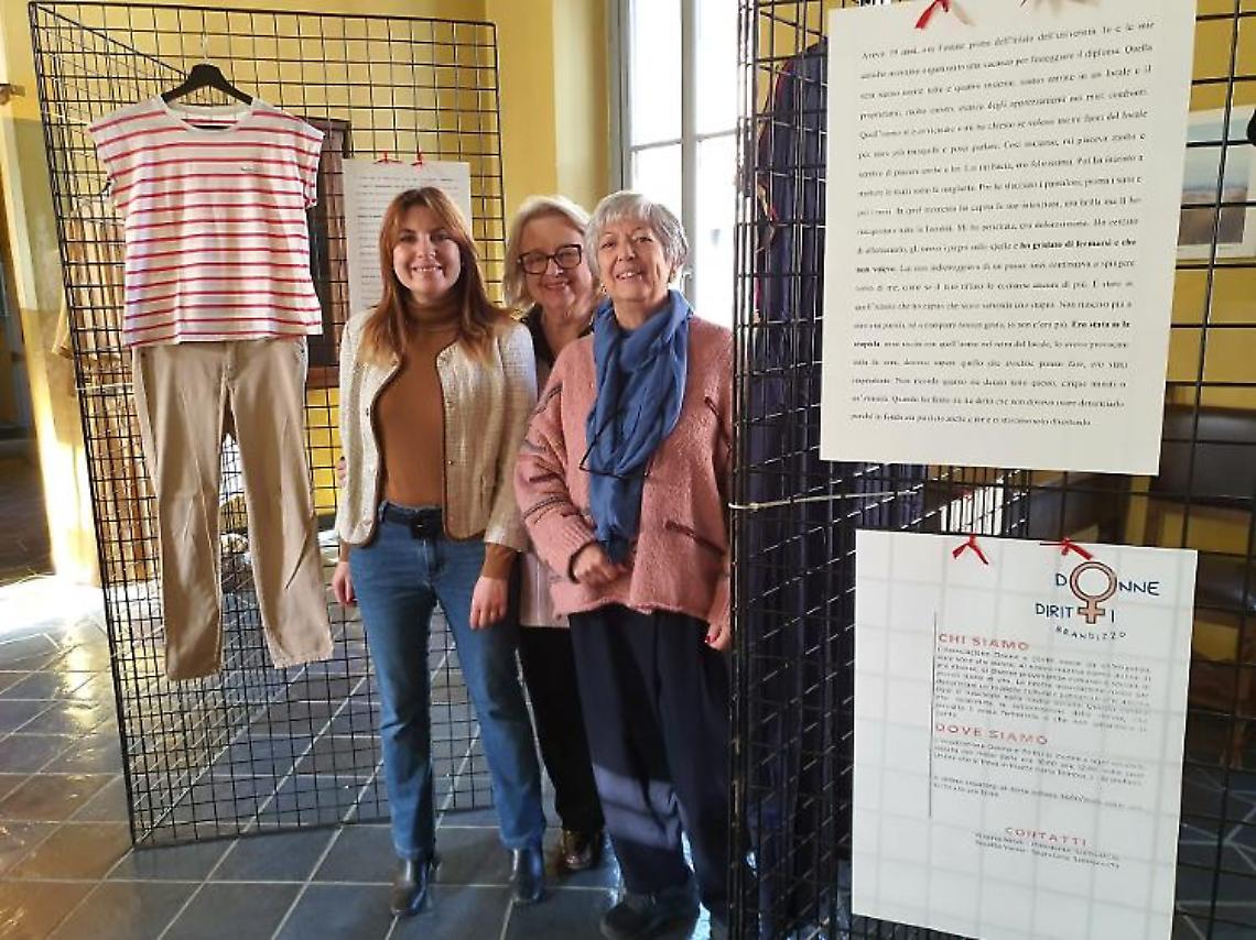 "Com'eri vestita?": la mostra  nel comune di Brandizzo  allestita da  Donne & Diritti che  ricorda le donne vittime di violenza. 