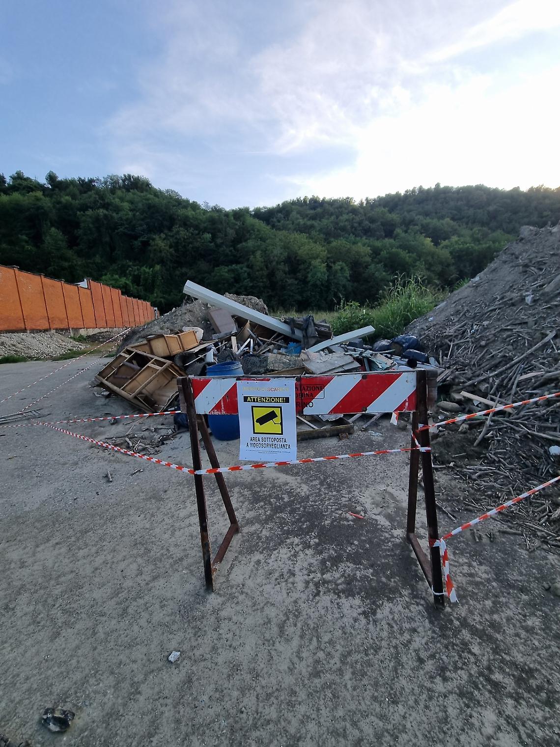 Parcheggi inutilizzabili e rifiuti dell'alluvione abbandonati da 7 mesi: è scontro a Lauriano